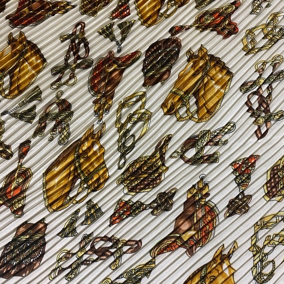Luxury inspired scarf - Picture 5 of 7
